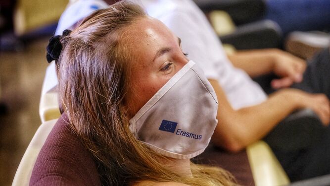 Una estudiante de Erasmus de la Universidad de Cádiz sigue un acto con la mascarilla puesta como es preceptivo.