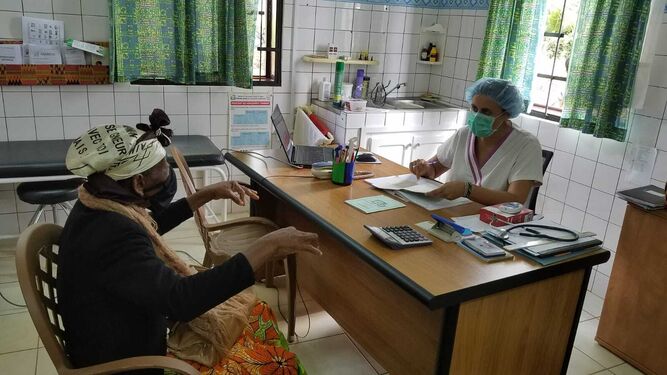 La misionera y doctora Isabel Fernández, en su consulta de un centro de salud de Camerún.