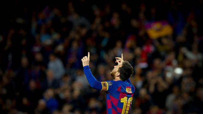 Messi celebra un gol en un Camp Nou abarrotado