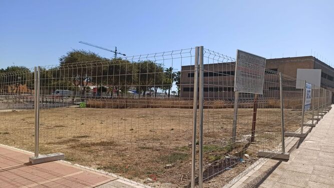 Parcela de la calle Milongas donde se va a construir el nuevo centro de Párkinson Bahía de Cádiz.