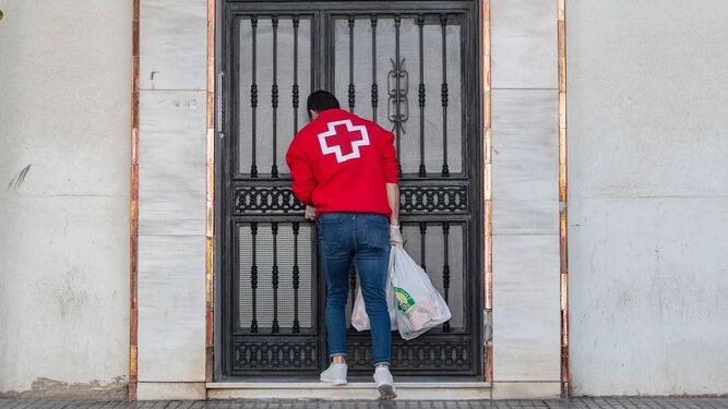 Un voluntario de Cruz Roja.