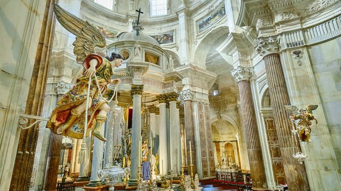 Altar mayor de la Catedral, con los ángeles restaurados que se han presentado este lunes.