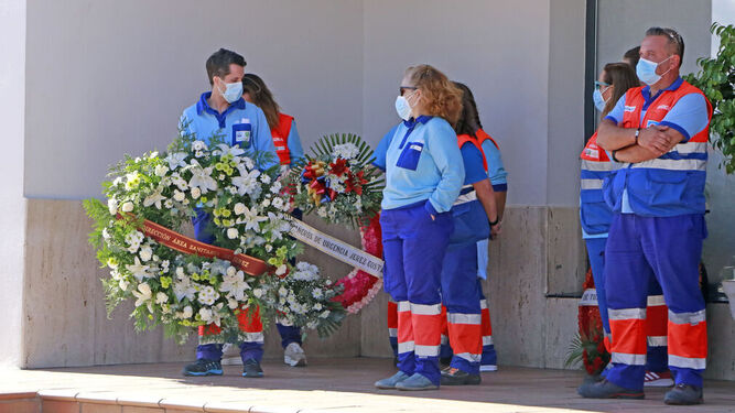 Compañeros del médico fallecido en Jerez en su funeral.