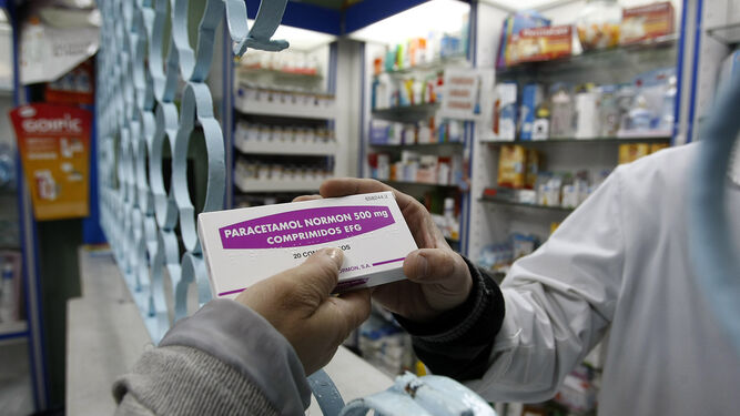 Un usuario comprando una caja de paracetamol en una farmacia de Cádiz.