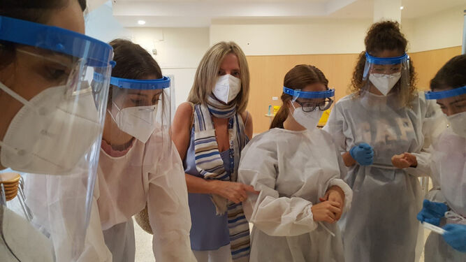 Alumnas de Enfermería de la Universidad de Cádiz práctica con pruebas PCR.