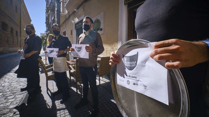 Camareros de La Bodegita de Plocia protestando contra las medidas a la hostelería en una imagen de archivo.