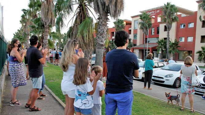 Familiares de los usuarios de Puerto Luz, en un acto a las puertas del centro.