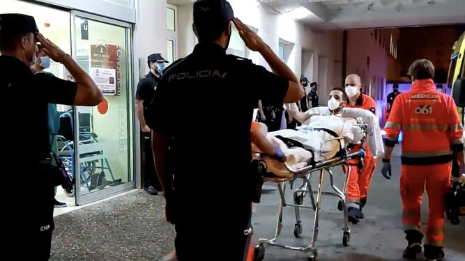 Momento en el que el inspector de la Policía Nacional sale del hospital Puerta del Mar
