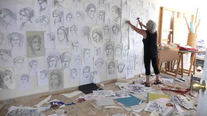 La artista gaditana Lita Mora, trabajando en su estudio.