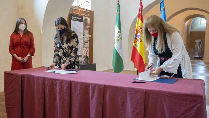 Firma del convenio entre el Ayuntamiento de San Fernando y la Asociación de Empresarios Turísticos de Cádiz.