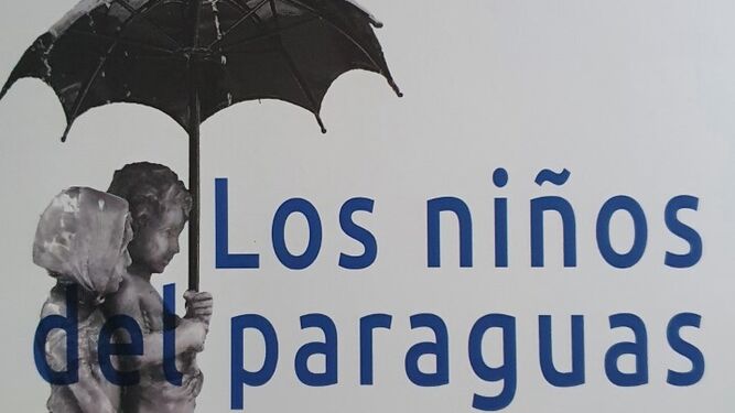 Portada del libro sobre la estatua de Los niños del paraguas, editado por Aguas de Cádiz