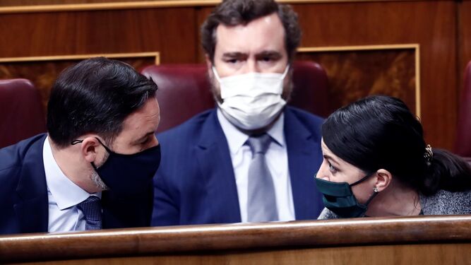 Santiago Abascal, Iván Espinosa de los Monteros y Macarena Olona durante la segunda sesión del debate de moción de censura este jueves en el Congreso.