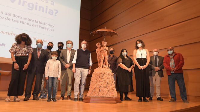 Foto de familia de los premiados del concurso de microrrelatos y representantes de Aguas de Cádiz