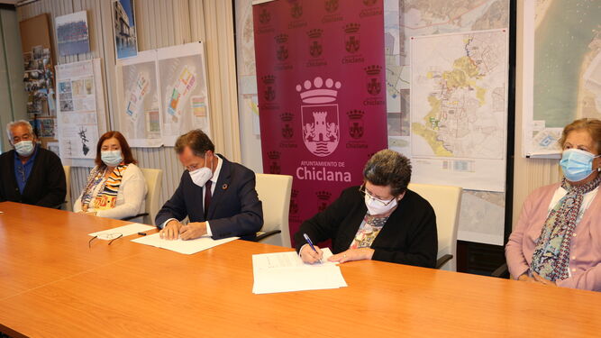 Firma del acuerdo entre Consistorio y Agader en el despacho de Alcaldía.