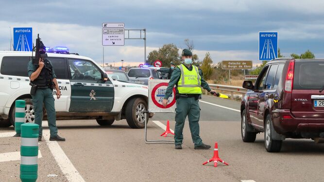 Agentes de la Guardia Civil controlan el acceso de entrada a Zaragoza