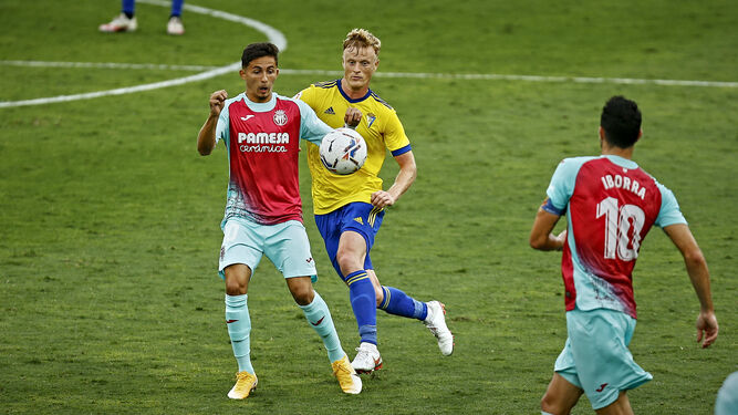 Jonsson busca el balón durante el partido contra el Villarreal.