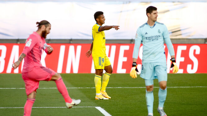 Lozano, entre Ramos y Courtois en el partido contra el Real Madrid.