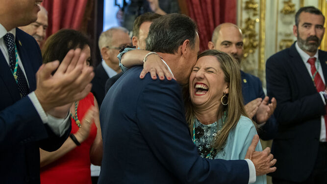 José María Román e Irene García se abrazan tras la reelección de ésta como presidenta de la Diputación, en junio del año pasado.