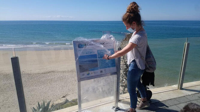 Instalación del punto de referencia de ‘CoastSnap’ en la playa de Santa María del Mar.