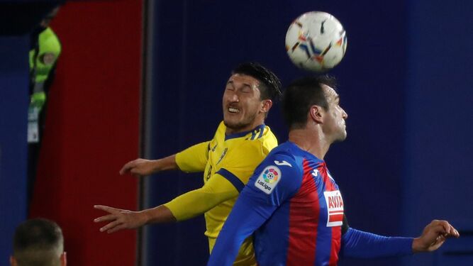 Espino salta a por el balón junto a un jugador del Eibar