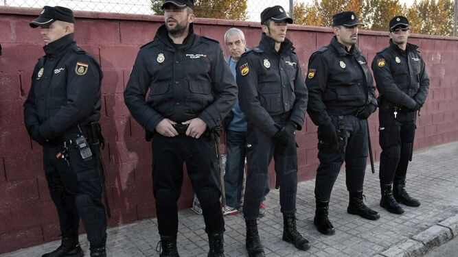El etarra Larrinoa, escoltado por la Policía, tras su salida de la cárcel en noviembre de 2013.