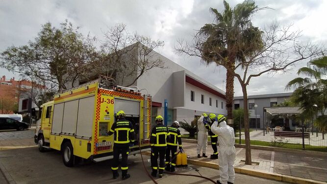 Bomberos desinfectan la residencia de Vitalia en San Fernando, en el pasado mes de marzo.