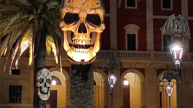 Decoración de la plaza del Rey con motivos de Halloween  en San Fernando.