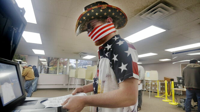 Un elector durante la votación anticipada de Ohio, en la Junta Electoral del Condado de Portage, en la ciudad de Ravenna, ayer.