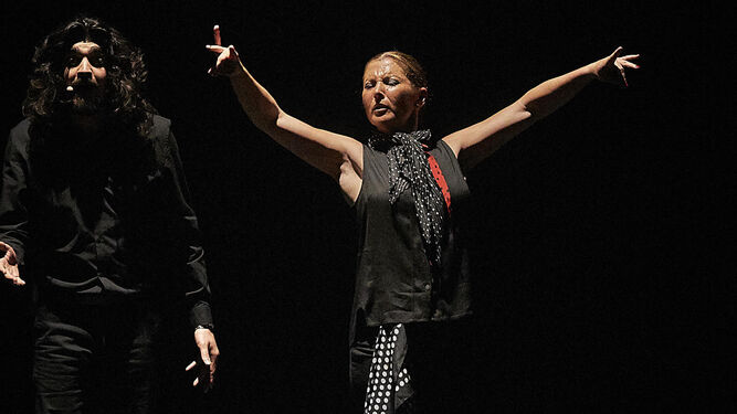 Sara Baras y el cantaor Israel Fernández durante la representación de 'Sombras' en el Falla.