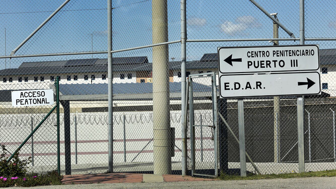 Imagen de una entrada al centro penitenciario.