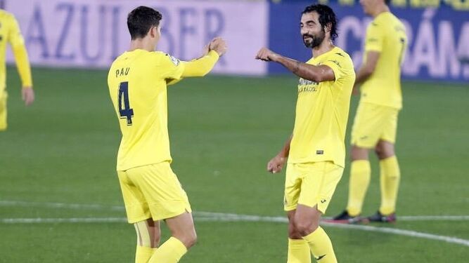 Pau y Raúl Albiol celebran uno de los goles del Villarreal.