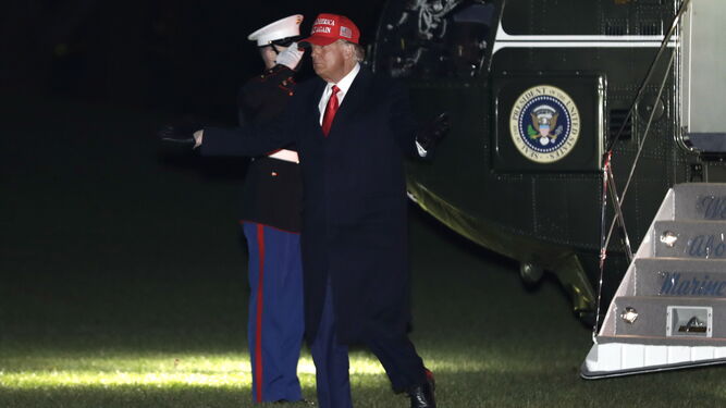 Trump sale de su helicóptero en el jardín de la Casa Blanca.