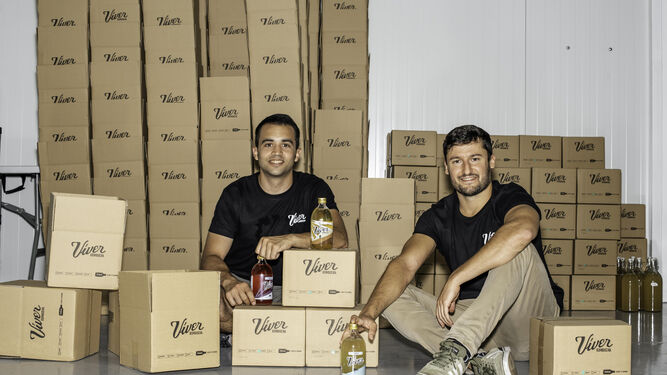Fernando y Raúl (a la derecha de la foto), junto a un cargamento de su bebida Víver