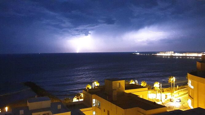 La impresionante descarga eléctrica frente a Cádiz antes de la tormenta.