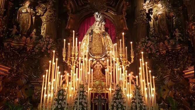La Virgen del Carmen, en el altar mayor de la parroquia durante el triduo de las ánimas, oficiado por el párroco in solidum de la iglesia de San Antonio y del Rosario, padre Rubén Virúes.