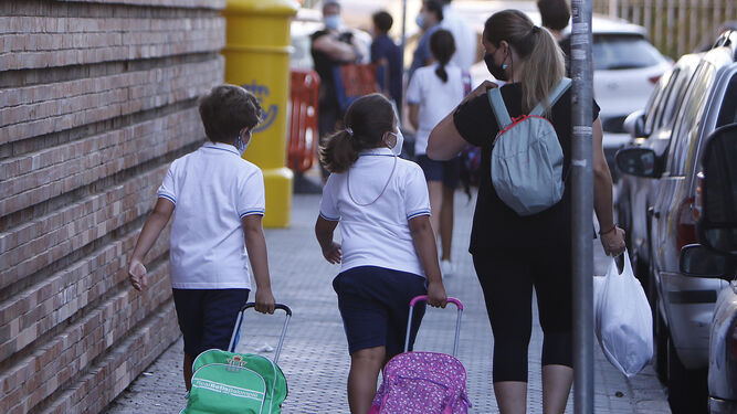 Niños de camino al colegio.