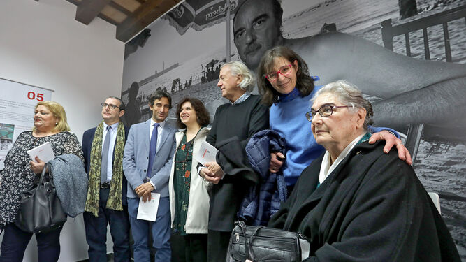 A la izquierda, Alberto Romero, José Jurado y Nieves Vázquez, en la inauguración del Espacio Quiñones.