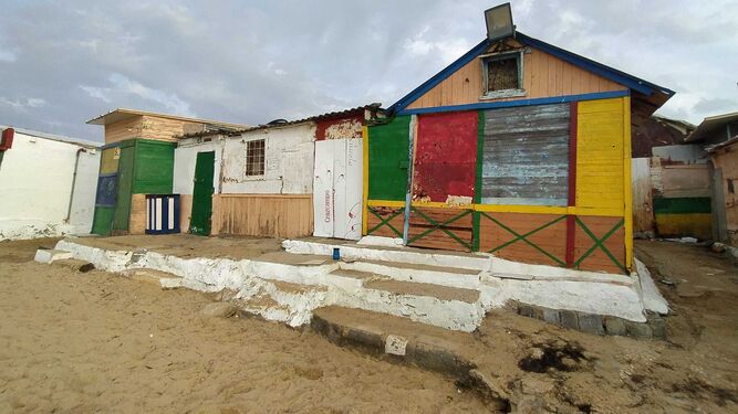 Casetas de la playa de La Casería, que AxSí considera una seña de identidad de La Isla.