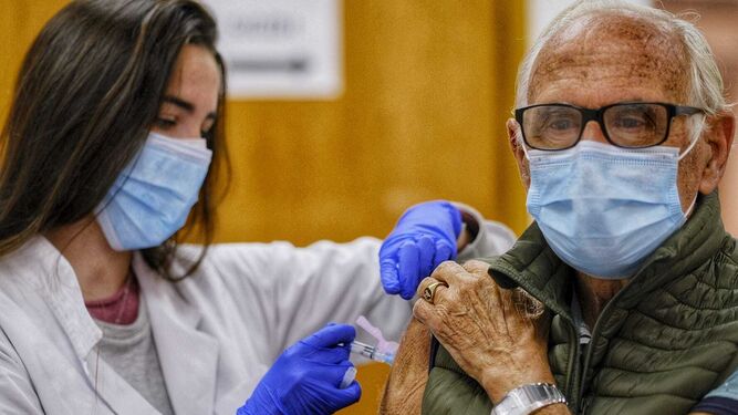 Una enfermera administra la vacuna de la gripe en Cádiz, en el primer día de la campaña de este año.