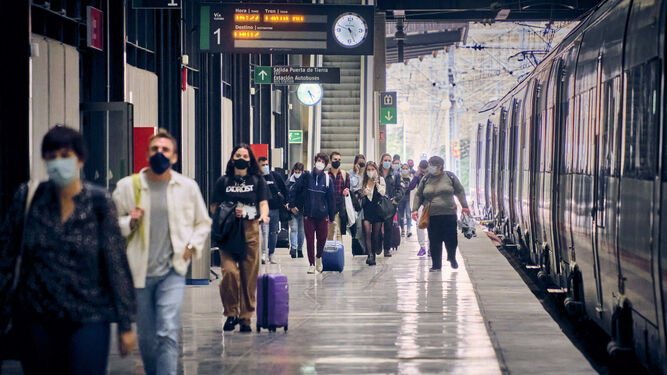 Viajeros recién desembarcados en la estación de Renfe de Cádiz del tren de Media Distancia procedente de Sevilla.