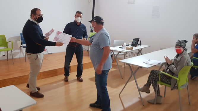 La entrega de diplomas del curso por el concejal de Participación, Javier Bello.