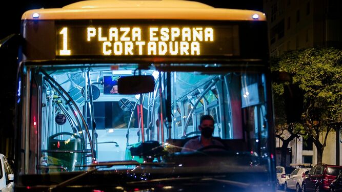 Imagen de un autobús urbano de la línea 1 de noche.