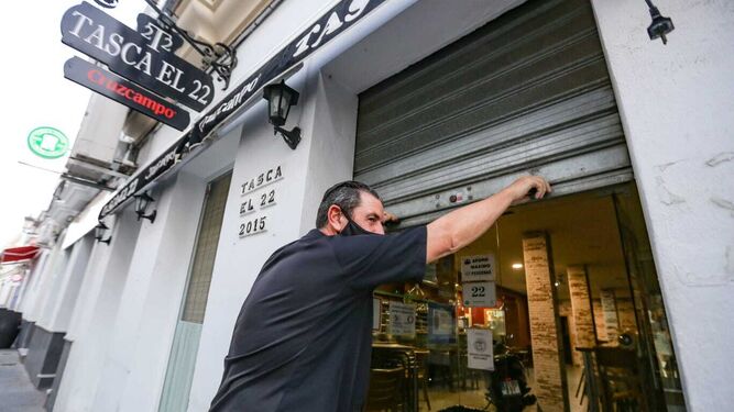 El propietario de un céntrico bar en Chiclana cierra su local.