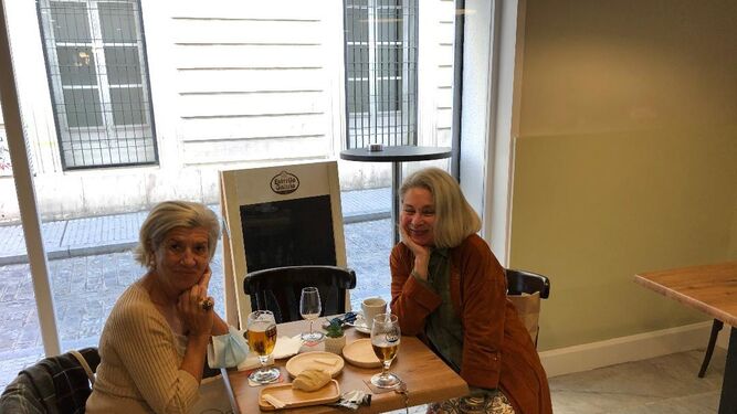 Victoria Casado y Brigitte Castel compartieron mesa.