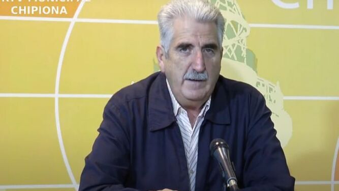 El alcalde de Chipiona, Luis Mario Aparcero, en declaraciones a la radio-televisión municipal.