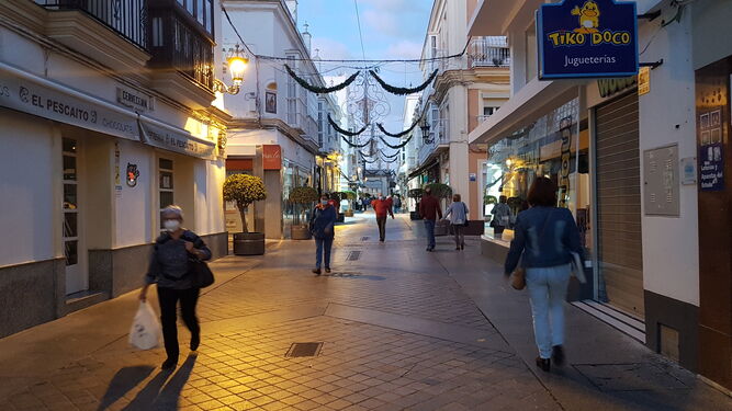 La calle San Rafael, con la mayoría de sus comercios cerrados por las restricciones horarias.