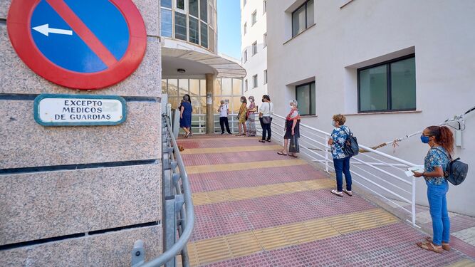 Cola de pacientes para acceder al Centro de Salud Olivillo de Cádiz hace unos días.