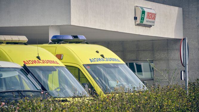 Ambulancias en las urgencias del hospital de Puerto Real.