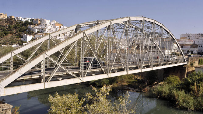 Una vista del popular puente de San Miguel sobre las aguas del Guadalete en Arcos