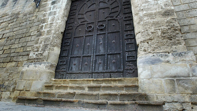 La entrada principal del castillo de San Marcos, el primer monumento de El Puerto, donde perduran las barreras.